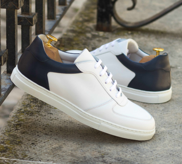 Sepatu sneakers dengan desain low-top yang simpel